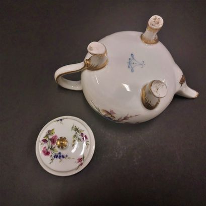 Vincennes



Rare covered teapot in soft...