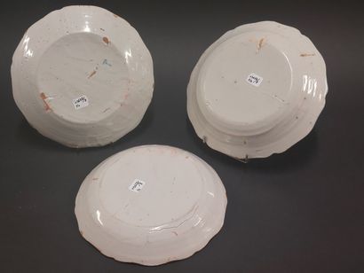 Nevers



Three plates with contoured edge...
