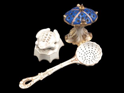 Paris



Two porcelain toothpick holders,...