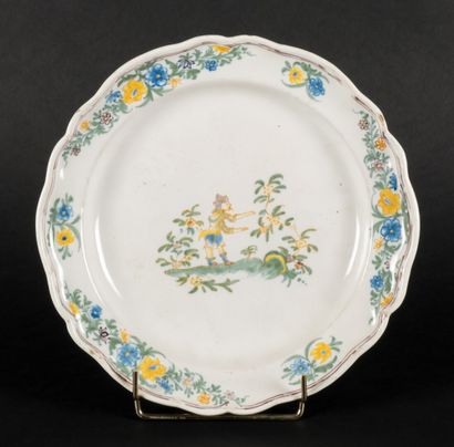 Midi



Round dish with contoured edge in...