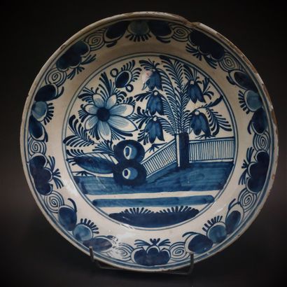Delft



Round earthenware dish decorated...