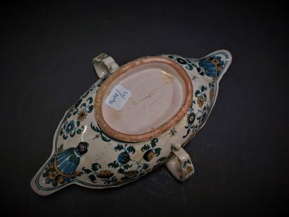 Moustiers



Oval earthenware gravy boat...
