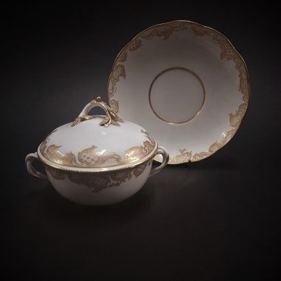 Sevres



Round covered ecuelle and its circular...