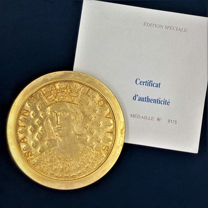 Gilt bronze medal King Saint Louis 

diameter...