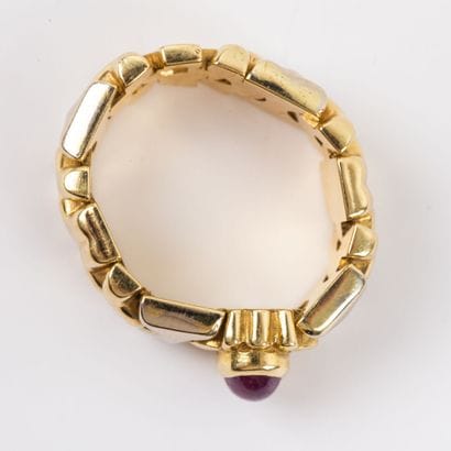 Ring ruby cabochon, setting articulated two...