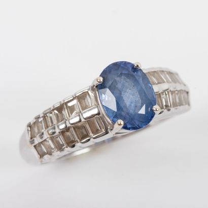 Ring, sapphire with baguette cut diamonds,...
