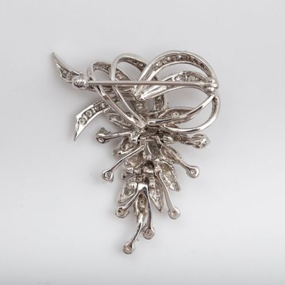 
Brooch 