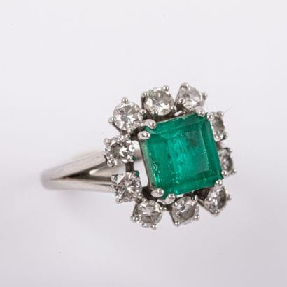 CHAUMET 

Daisy ring, emerald approx. 1.60...