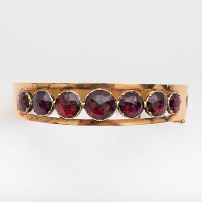 Half-rimmed hinged bracelet topped with Perpignan...