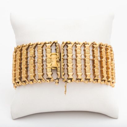 Bracelet articulated gold engraved.

 Weight...