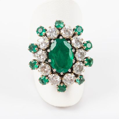 Important emerald daisy ring, central 2 carats,...