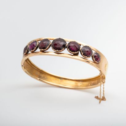 Half-rimmed hinged bracelet topped with Perpignan...