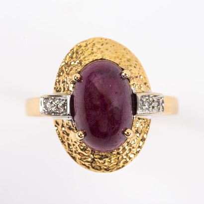 Ruby cabochon ring with brilliant-cut diamonds,...