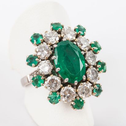 Important emerald daisy ring, central 2 carats,...