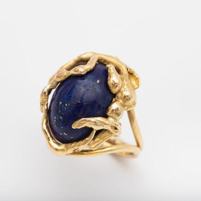 Lapis lazuli ring in cabochon, textured gold...