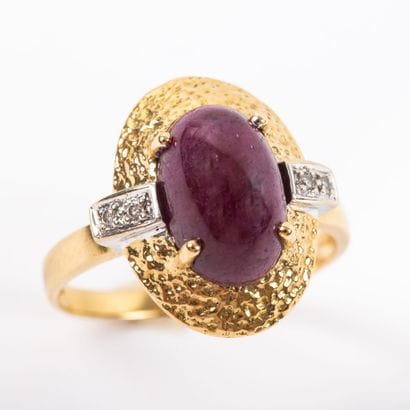 Ruby cabochon ring with brilliant-cut diamonds,...