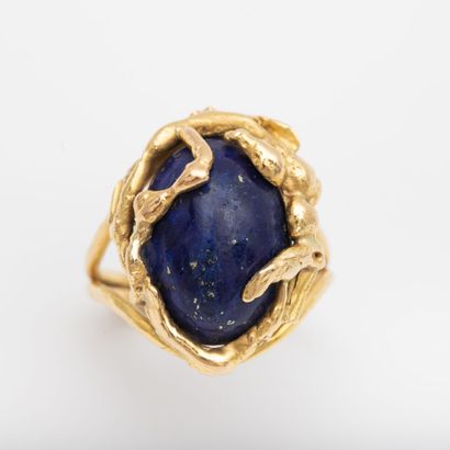Lapis lazuli ring in cabochon, textured gold...
