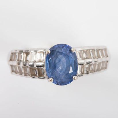 Ring, sapphire with baguette cut diamonds,...