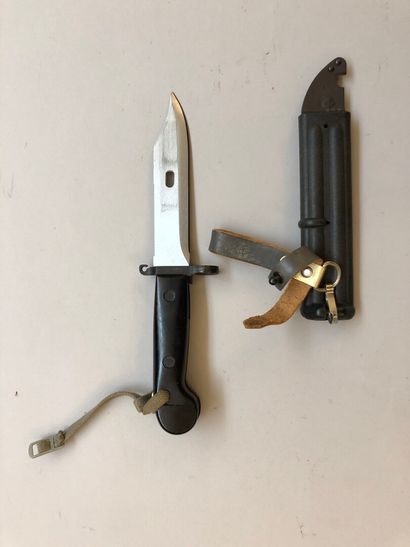 Lot de deux baïonnettes soviétiques dont...