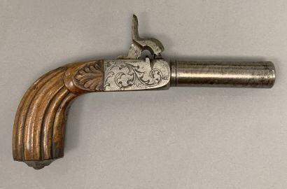Percussion pistol with trunk with forced...
