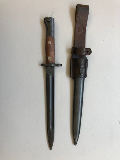 Lot de trois baïonnettes diverses : 
- une...