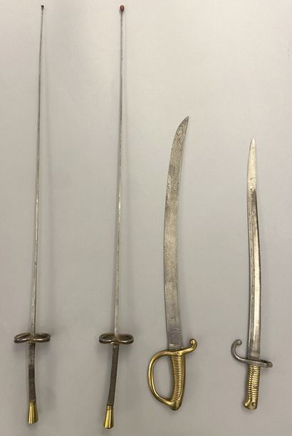 Ensemble d'armes blanches comprenant : 
-...