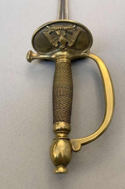 Lot de deux épées : 
- une épée à clavier...