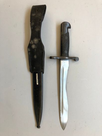 Lot de trois baïonnettes diverses : 
- une...