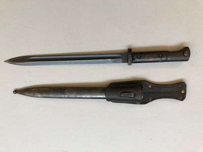 Lot de deux baïonnettes comprenant : 
- une...