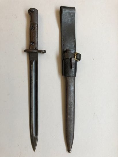 Lot de deux baïonnettes comprenant : 
- une...