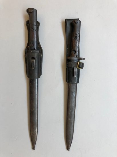 Lot de deux baïonnettes comprenant : 
- une...