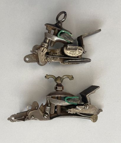 Lot de deux platines à silex : 
- une à la...