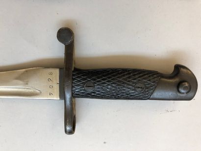 Lot de trois baïonnettes diverses : 
- une...