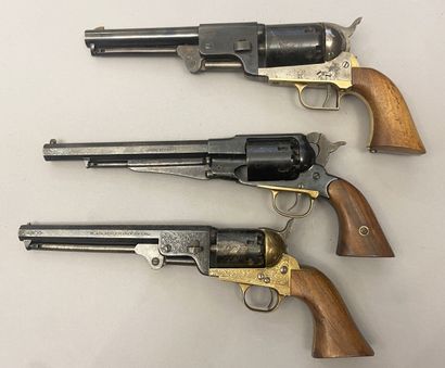 Lot de trois revolvers comprenant : 
- grosse...