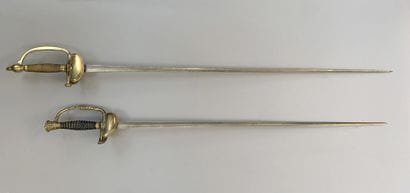Lot de deux épées : 
- une épée à clavier...