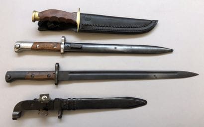 Lot de trois baïonnettes diverses dont une...