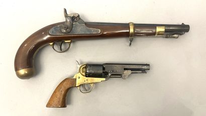 Lot including : 
- a replica of a U.S. percussion...