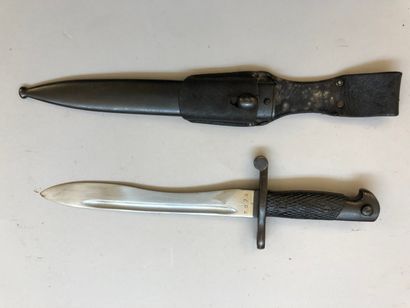 Lot de trois baïonnettes diverses : 
- une...