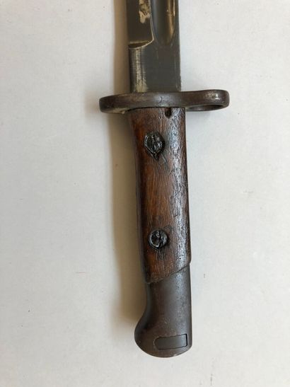 Lot de deux baïonnettes comprenant : 
- une...