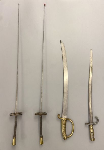 Ensemble d'armes blanches comprenant : 
-...