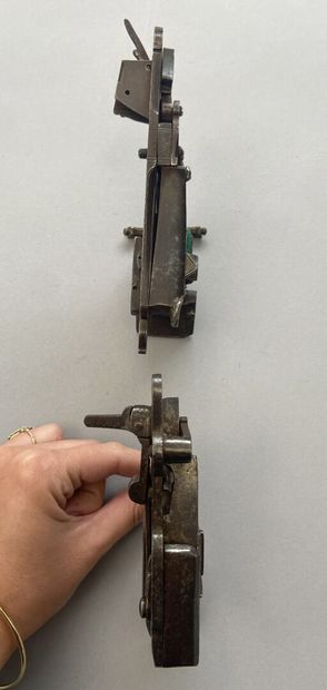 Lot de deux platines à silex : 
- une à la...