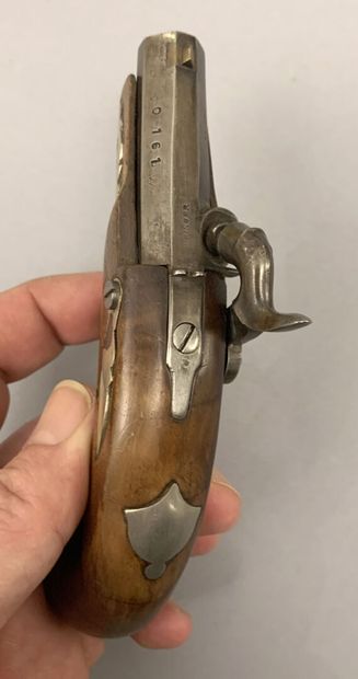 Single shot percussion derringer. Rear lock,...