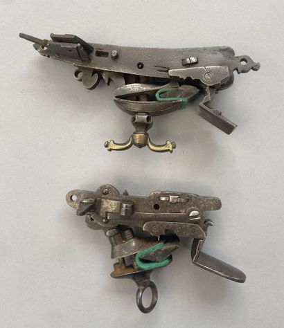 Lot de deux platines à silex : 
- une à la...