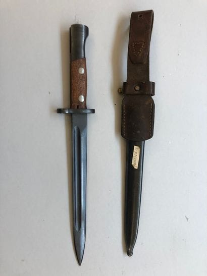Lot de trois baïonnettes diverses : 
- une...
