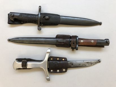 Lot de trois baïonnettes diverses : 
- une...