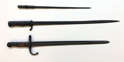 Lot de trois baïonnettes. On y trouve une...