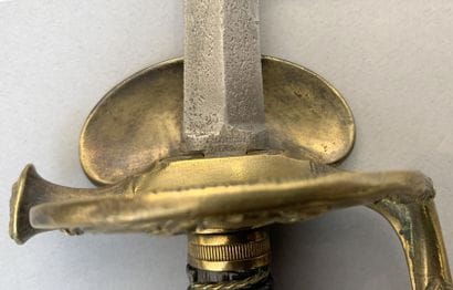Lot de deux épées : 
- une épée à clavier...