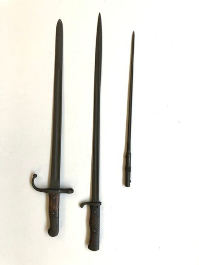 Lot de trois baïonnettes. On y trouve une...