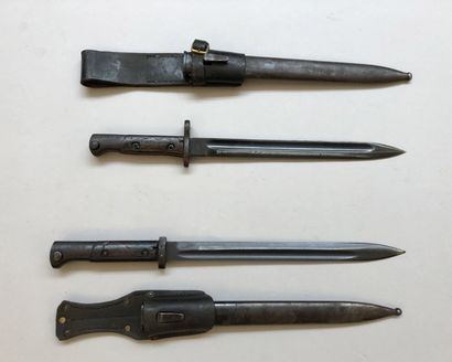 Lot de deux baïonnettes comprenant : 
- une...