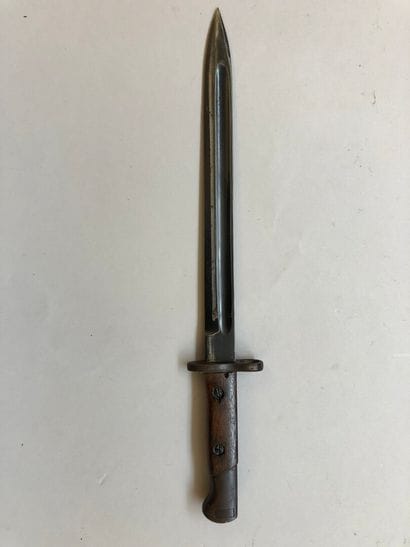 Lot de deux baïonnettes comprenant : 
- une...